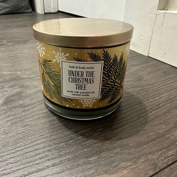 Bath & Body Works Under the Christmas Tree 3 Wick Candle - Picture 1 of 5